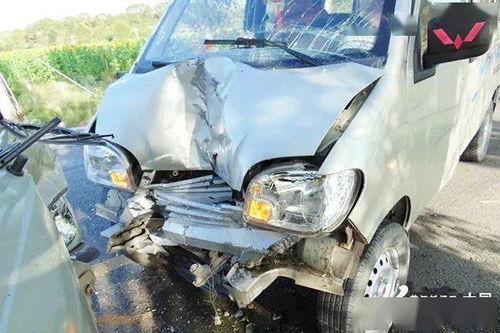 微头条两车相撞,惊险瞬间引发社会关注